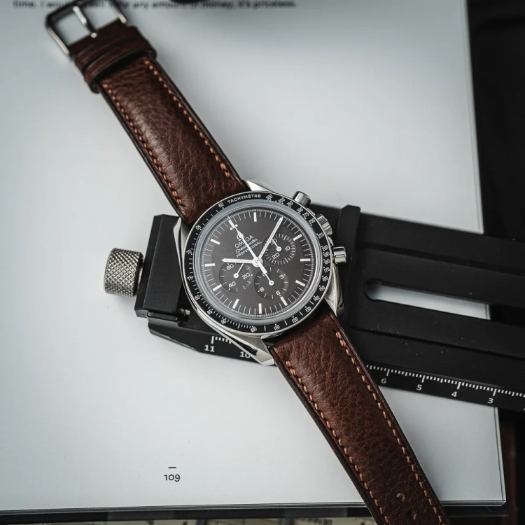 ciemnobrazowy-pasek-do-zegarka-omega-recznie-robiony